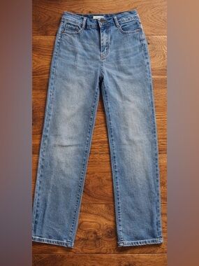 Light Wash Straight Leg Jeans - Blue size 7 regular